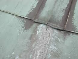 Faulty seams on a metal roof
